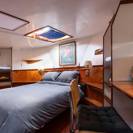 Anna Houseboat Hotel Амстердам Екстериор снимка