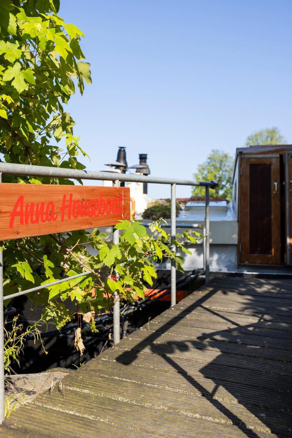 Anna Houseboat Hotel Амстердам Екстериор снимка