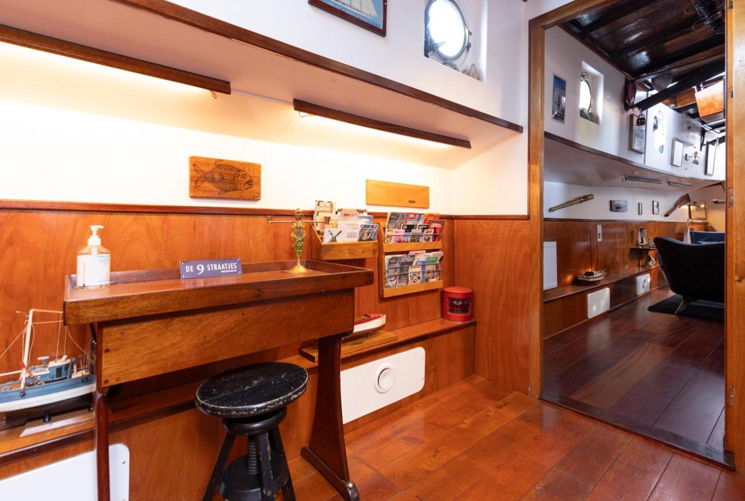 Anna Houseboat Hotel Амстердам Екстериор снимка